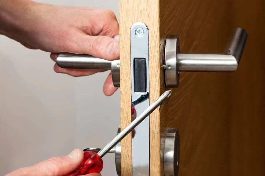 فتح الأبواب الخشبية